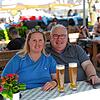 Gute Laune in der Außengastronomie: Petra und Christoph Heimrat aus der Nähe von Waiblingen verreisen gern und oft. Aufgrund der ...