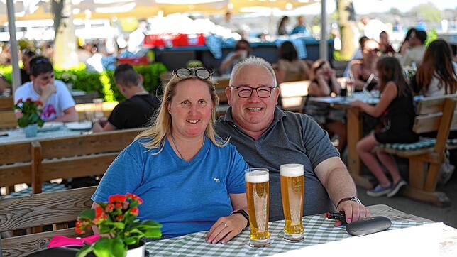 Gute Laune in der Außengastronomie: Petra und Christoph Heimrat aus der Nähe von Waiblingen verreisen gern und oft. Aufgrund der ...