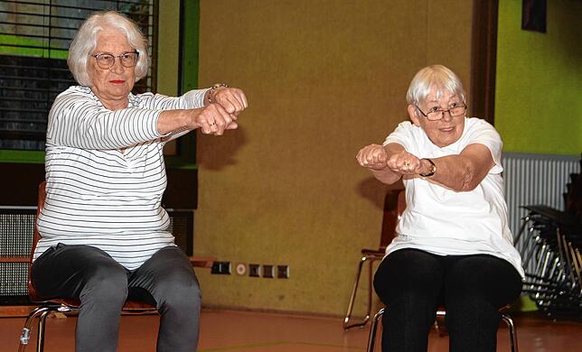 Konzentriert: Irmtraud Saur (links) und Maria Probst von der Seniorinnen-Gruppe des TV Waldshut bei einer Übung auf dem Stuhl.