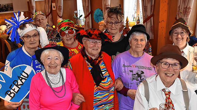 Tolle Stimmung war bei der Seniorenfastnacht im Schwanen Berau geboten. Vordere Reihe von links: Uschi Altenburger, Roswitha ...