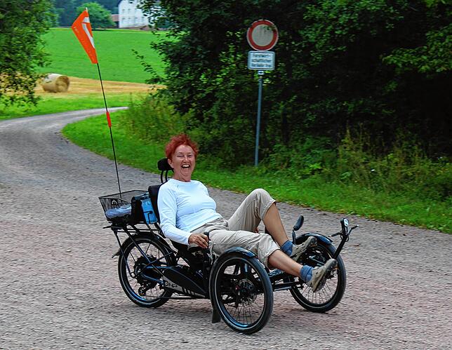 Mit ihrem E-Dreirad kurvt Martine Jouniaux gerne durch den Schwarzwald, hier bei einer Ausfahrt 2018 in Villingen.
