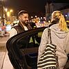 Sicher nach Hause: Bei Firat Sen von Taxi Sen aus Konstanz steigt gerade eine Passagierin ein. Künftig wird die Fahrt zu später Stunde ...