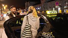 Sicher nach Hause: Bei Firat Sen von Taxi Sen aus Konstanz steigt gerade eine Passagierin ein. Künftig wird die Fahrt zu später Stunde ...