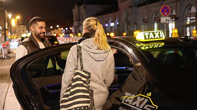 Sicher nach Hause: Bei Firat Sen von Taxi Sen aus Konstanz steigt gerade eine Passagierin ein. Künftig wird die Fahrt zu später Stunde ...