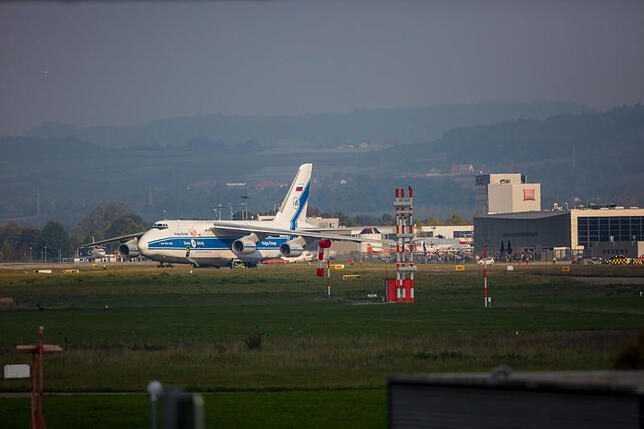 Der Riese verlässt Friedrichshafen: Die Antonow An-124, die am Samstag Rumpf und Tragflächen der "Landshut" brachte, startete am ...