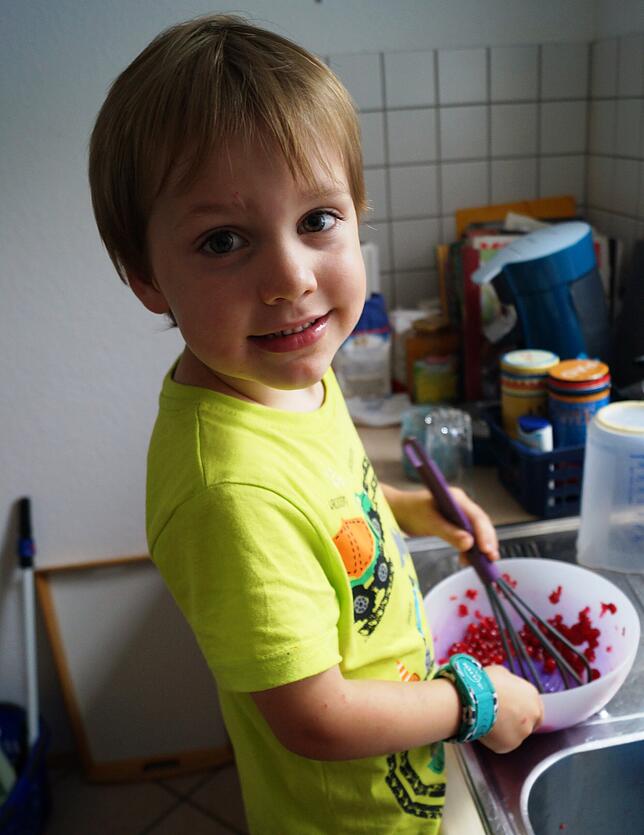 Der viereinhalbjährige Lennard genießt es nach der Ankunft, bei Onkel und Tante in Salem mitzukochen.