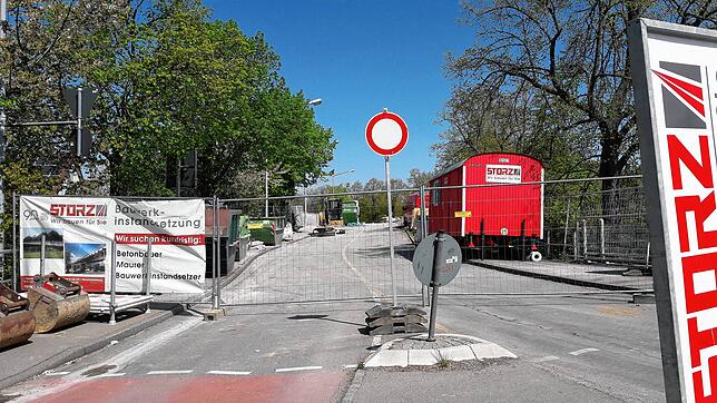 Asbestfund in der Konstanzer Brücke: Die Sanierungsarbeiten verzögern sich jetzt um mindestens einen Monat.