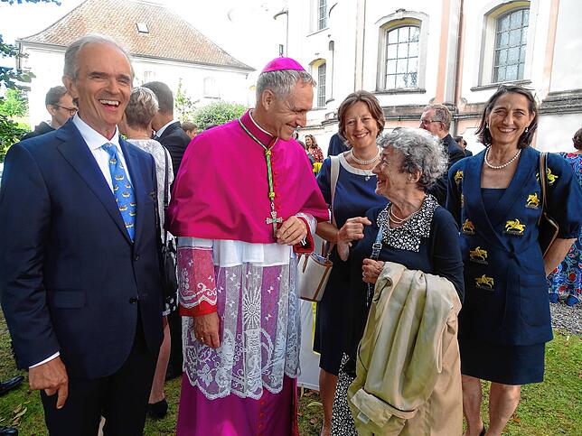 Erzbischof Georg Gänswein nach dem Festgottesdienst im Gespräch mit Gläubigen.