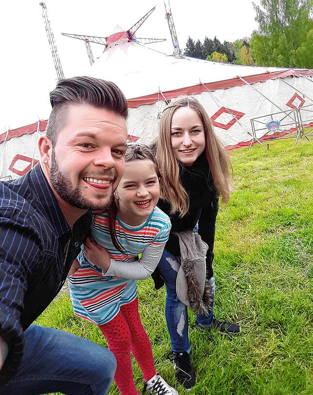 Im Dreierpack: Ron Kruckow mit seiner Tochter und seiner Freundin Sarah. Alle leben zusammen in Bräunlingen.
