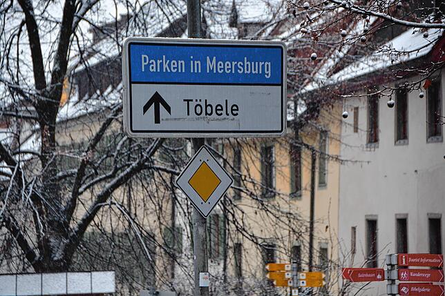 Manches alte Hinweisschild auf einen Parkplatz wird weiterhin stehenbleiben.