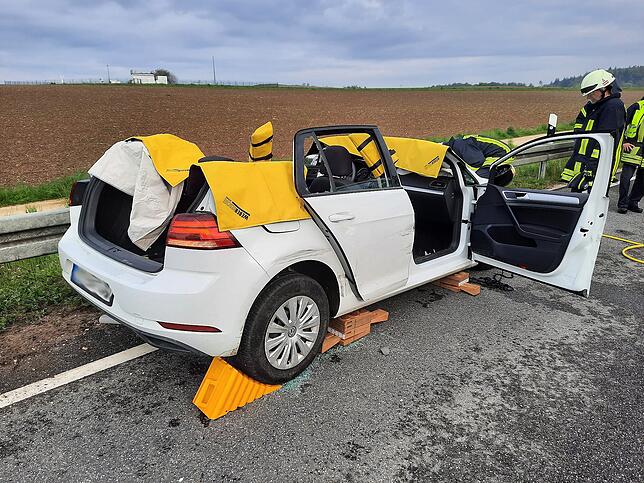 Bild 1: Unfall auf der Westtangente: Feuerwehr befreit Autofahrer aus Fahrzeug