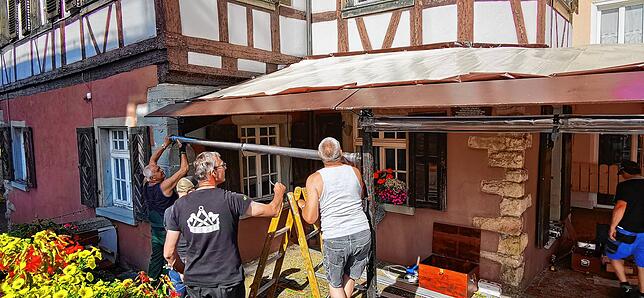 Bild 4: Vereine bauen Stände und Lauben fürs Stadtfest auf