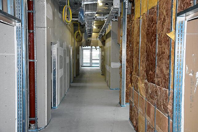 Noch gilt es in den Fluren des neuen St. Marienhauses im Gesundheitscampus zu arbeiten – im Oktober soll der Umzug in die neuen ...