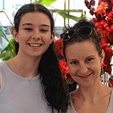 Vanessa (links) und Mutter Sandra Gartmann haben ganz unterschiedliche Meinungen zu den Selbstbedienungs-Kassen.