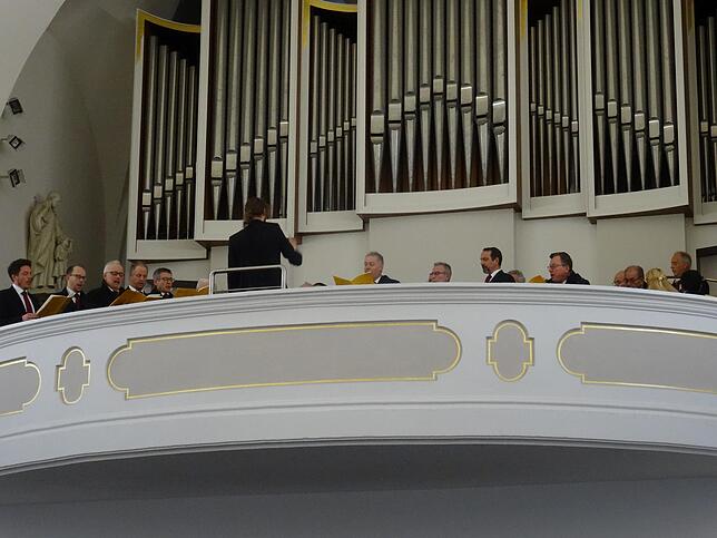 Mit „Es werde Licht“ von Felix Mendelssohn-Bartholdy eröffnete der Männerchor auf der Empore das zweistündige Konzert.