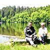 Raymond Vöstel (rechts), Vorsitzender des Fischereivereins und der zweite Gewässerwart Philipp Enold, haben die Renaturierungsarbeiten ...