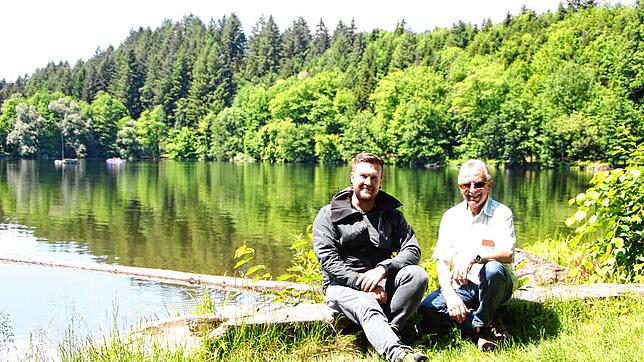Raymond Vöstel (rechts), Vorsitzender des Fischereivereins und der zweite Gewässerwart Philipp Enold, haben die Renaturierungsarbeiten ...