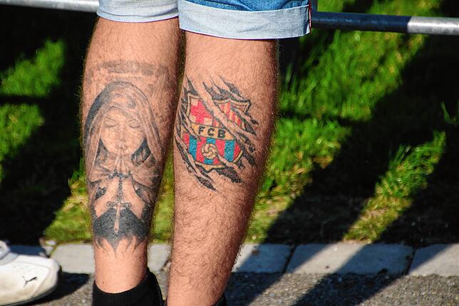 Thomas Zinner vom FC Barcelona-Fanclub Penya Blaugrana Stuttgart trägt das Wappen seines Herzensklubs als Tattoo auf der Haut.