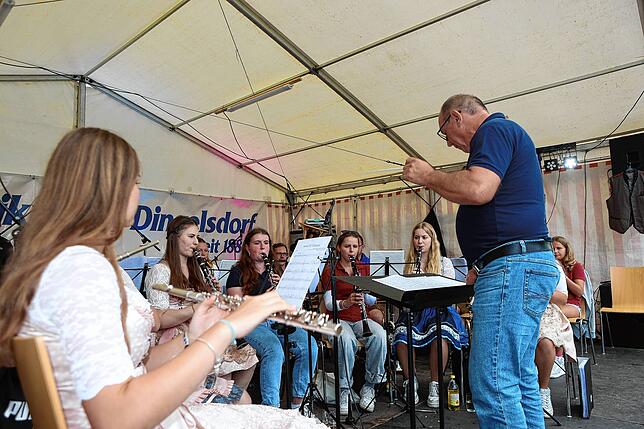 Bild 6: Frühschoppen und Flohmarkt locken die Besucher – so endet das Dingelsdorfer Herbstfest 2024