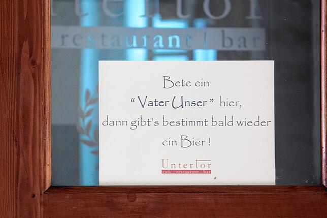 Ein Zettel hinter der verglasten Tür am „Untertor“ – Café, Bar und Restaurant sind bis auf Weiteres geschlossen. Und doch eine ...