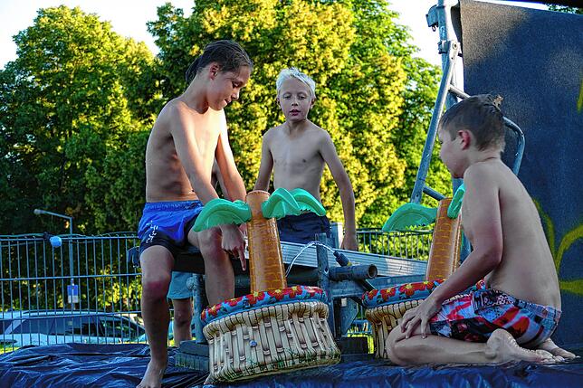 Bild 4: Generationenübergreifende Premiere der Beach-Party beim Vereinsheim des SSC Donaueschingen ein Hit