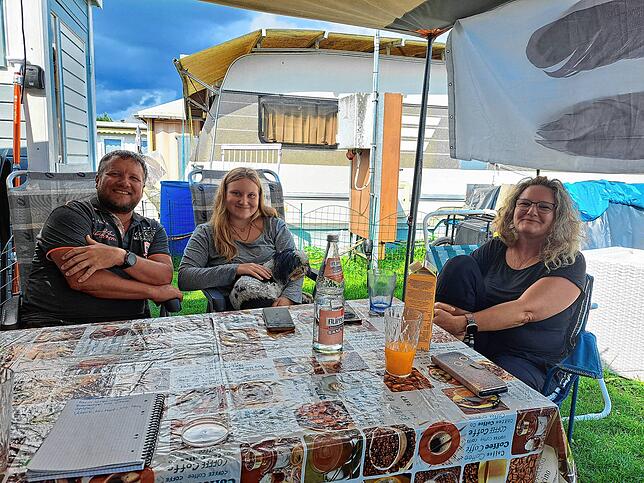 Von links: Michael, Tochter Joy mit Hündin Emeé und Yvonne Merk sind noch nicht so lange auf dem Campingplatz.