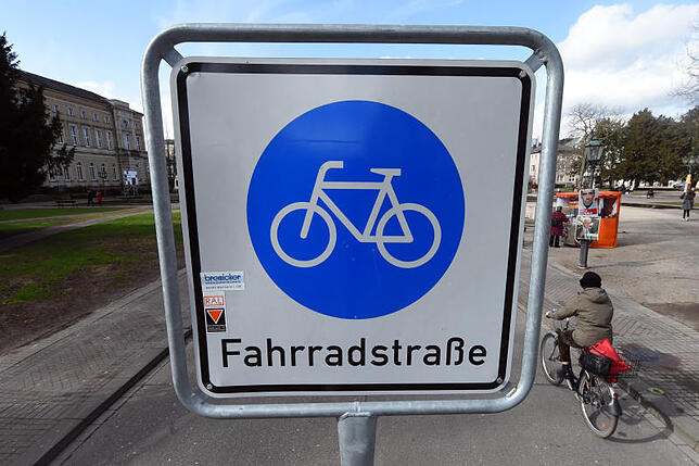 Eine Fahrradstraße  in der Innenstadt von Karlsruhe.