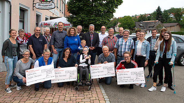 Das Unternehmen Dunker belohnte die Bonndorfer Motoren der Veranstaltung &bdquo;Dunker bewegt&ldquo;. Insgesamt kamen 12&nbsp;000 Euro ...