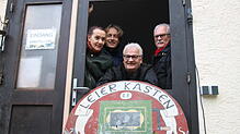 Das Originalschild aus der Löwengasse wird in der Fürstenbergstraße aufgehängt, der Leierkasten findet 50 Jahre nach der Eröffnung für ...