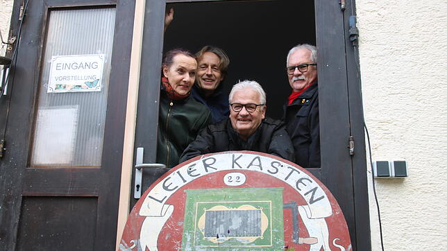 Das Originalschild aus der Löwengasse wird in der Fürstenbergstraße aufgehängt, der Leierkasten findet 50 Jahre nach der Eröffnung für ...