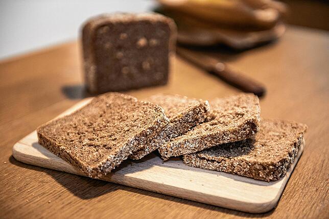 Experten empfehlen 30 Gramm Ballaststoffe pro Tag – das entspricht etwa vier Scheiben Vollkornbrot.