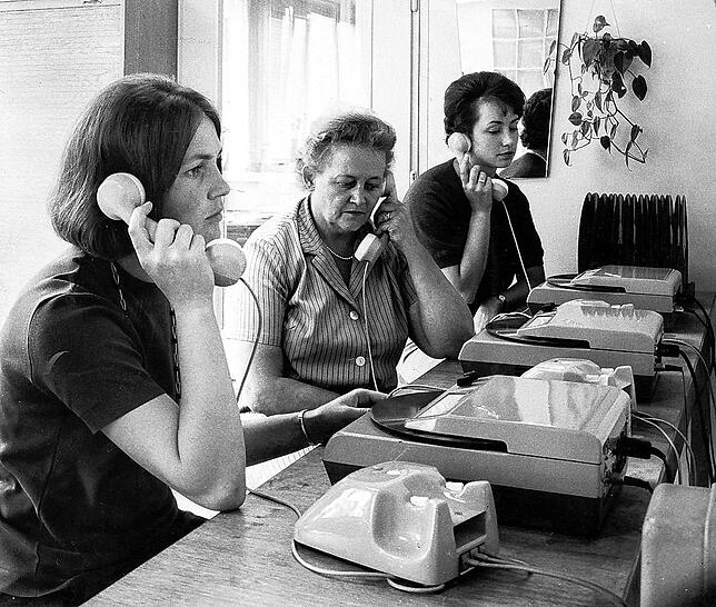 Telefonistinnen beim SÜDKURIER in den 60er-Jahren.