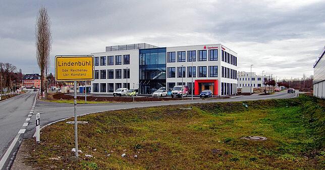 Das Gewerbegebiet Göldern-Ost füllt sich mit Betrieben und Gebäuden. Im Vordergrund die neue Filiale der Sparkasse, die im März 2021 ...