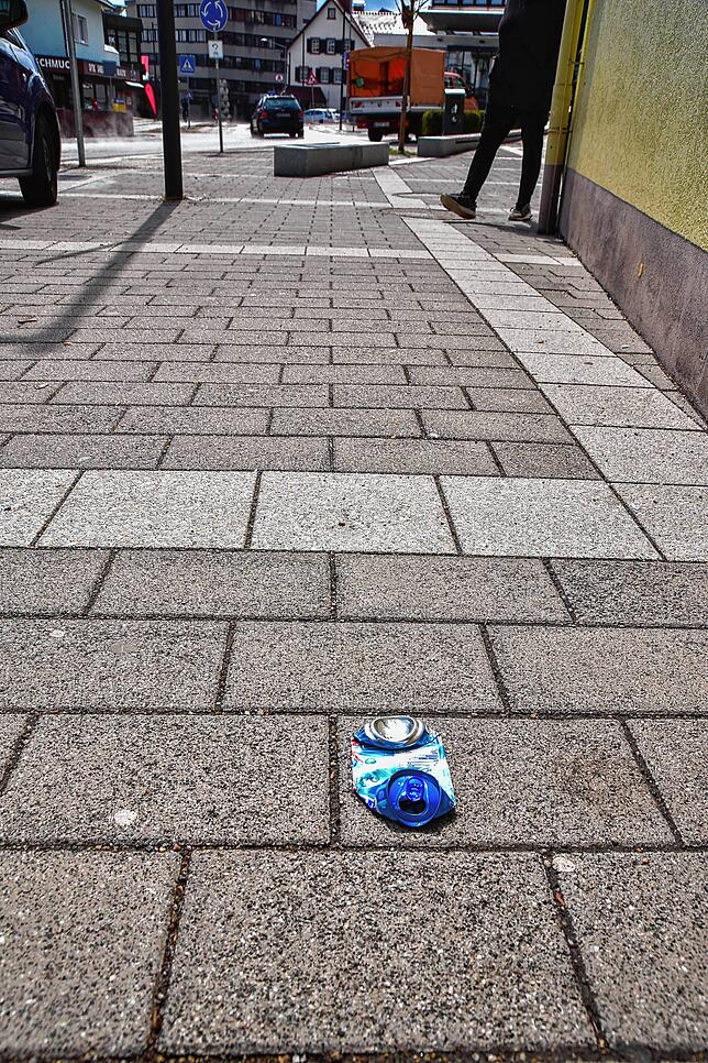Manche lernen es halt nicht. Eine plattgetretene Getränkedose auf dem Gehweg, obwohl der Mülleimer grade mal zehn Meter entfernt ist.