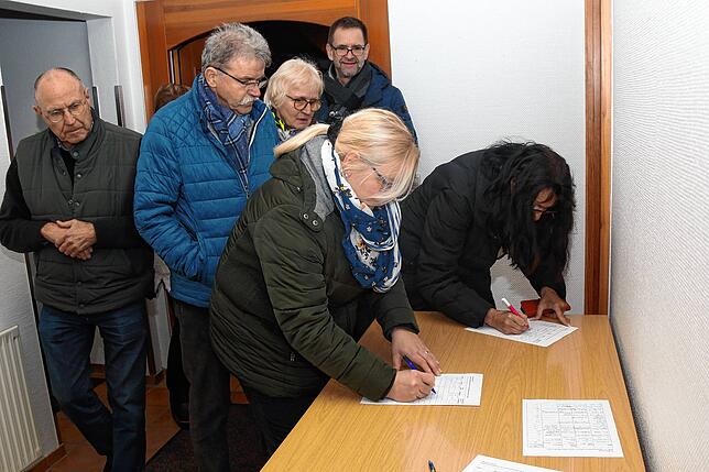 Am Eingang zum Gemeindehaus tragen sich nahezu alle Teilnehmer des Infoabends in eine Mitgliederliste für eine Bürgerinitiative gegen ...