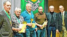 In der der Versammlung werden die erfolgreichen Schützen (von links) Roman Bauer, Norbert Halmer, Markus Burth und Jürgen Rundel vom mit ...