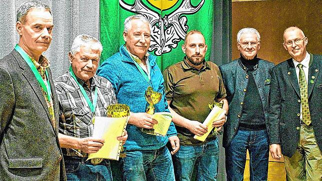 In der der Versammlung werden die erfolgreichen Schützen (von links) Roman Bauer, Norbert Halmer, Markus Burth und Jürgen Rundel vom mit ...