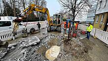Mitarbeiter der Stadtwerke Konstanz und Bauarbeiter gehen der Ursache des Wasserrohrbruchs am Mittwochmorgen auf den Grund.