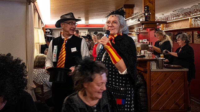 Bild 16: In Überlingen beerdigen Narren die fünfte Jahreszeit mit einem grandiosen Höhepunkt!