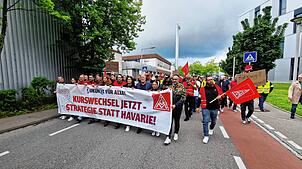 Die ZF-Beschäftigten bei ihrem Protestzug in Friedrichshafen am Dienstagvormittag.