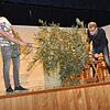 Sohn Klaus-Dieter Eisele (Mike Schäfer) und Vater Reinhold Eisele (Konrad Sieber) mühen sich sichtlich ab, um den Christbaum in den ...
