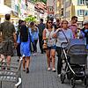 Belebte Überlinger Innenstadt im Sommer: Laut Umfragen befürchten 40 Prozent der Menschen in Baden-Württemberg, dass die Innenstädte ...