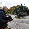 Rudolf Lüscher, hier am Brunnen beim Gesundheitszentrum, hat den Stadtrundgang Unterwegs auf den Spuren Erwin Rehmanns entwickelt.