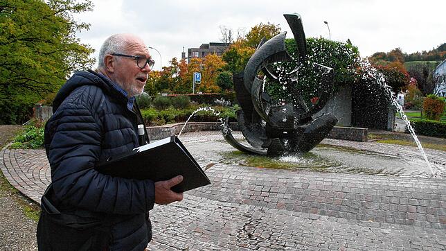 Rudolf Lüscher, hier am Brunnen beim Gesundheitszentrum, hat den Stadtrundgang Unterwegs auf den Spuren Erwin Rehmanns entwickelt.