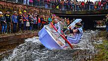 Bei der Bach-na-Fahrt im Schramberg versuchen die Kapitäne möglichst trocken die 400 Meter auf dem Bach zurückzulegen.
