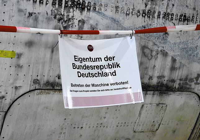 Ein Schild am Absperrband macht auf den Eigentümer aufmerksam.