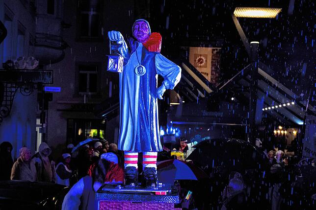 Bild 4: Endlich Fasnet: Glonkis stellen ihre Brunnenfigur auf und eröffnen die Fasnet