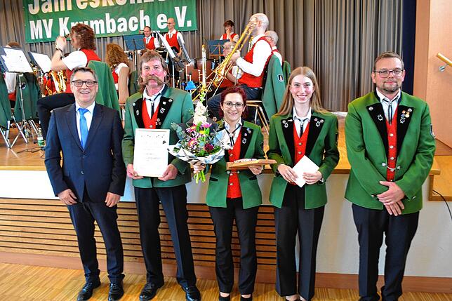Markus Beck vom Blasmusikverband (li.) und Ralf Beppler (re.) ehrten Gebhard Frey, Sabrina Kroll und Cora Vonnier. Foto: Bernd Schwarz