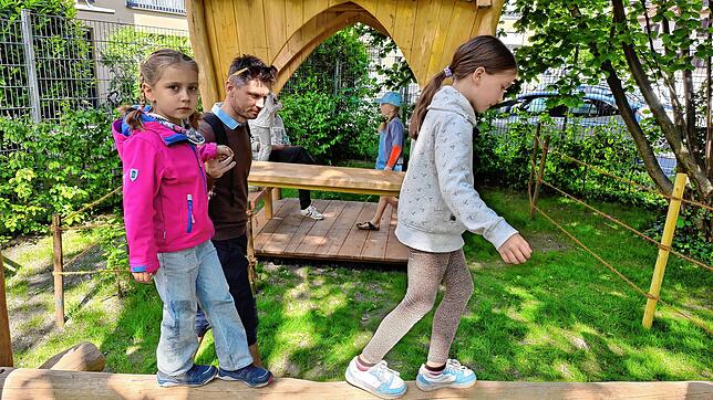 Leya und Juna Bechler – in Begleitung von Vater Dominik – zeigen auf den Balancierstangen, wie gut sie ihr Gleichgewicht halten können.