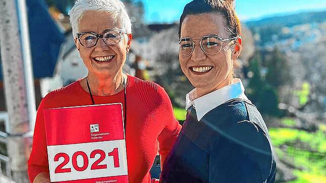 Elisabeth Wehrle (links) übergibt nach über 40 Jahren ihre Appartementvermietung an Jeannette Nock.